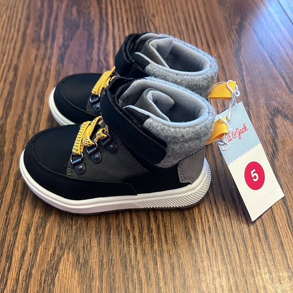 NWT Cat and Jack boots